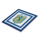 Leão de Judah Emblem Ariel Hebrew<br><div class="desc">Azulejo cerâmico quadrado com a imagem de um leão azul e amarelo de Judah emblem branco com bordas azul-claras e azuis-escuras e "Ariel" em hebraico em letras azuis acima dele. Consulte caneca, placa de papel e portas copos correspondentes. Veja toda a coleção de Azulejos Chanucá sob a categoria HOME na...</div>