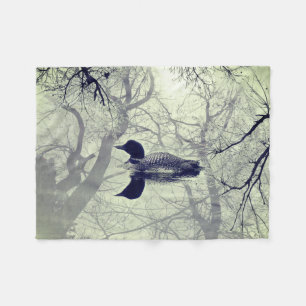 Leão preto e branco sobre o cobertor do lago