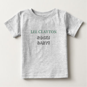 Lee Clayton balança a camisa do bebê