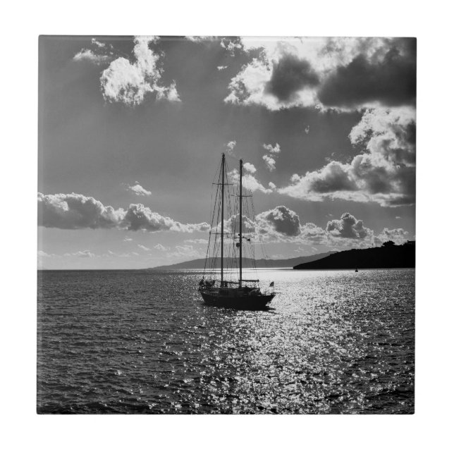 Legal e dramático céu sobre iate no mar (Frente)