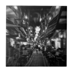 Legal fotografia urbana de uma mulher a andar em I