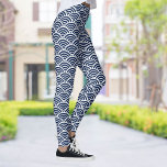 Legging Azul Costeiro legal Salva Seu Padrão De Escolha De<br><div class="desc">Legal leggings com padrão de onda costeira em azul e branco. Altere facilmente a cor de fundo clicando em "personalizá-la" e,  em seguida,  no pequeno conta-gotas. Divertido para a academia ou para sair.</div>