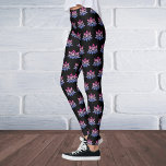 Legging Azul-flor-de-lótus, rosa-a-preto<br><div class="desc">Estas leggings de ioga e malhação têm um padrão simples de flores de lótus em coloração azul-rosa sobre fundo preto. Para sessões de exercícios, exercícios, ioga e pilates. Também para relaxamento do na moda e para descansar. Veja a minha coleção do Lotus Flower para coordenar itens.</div>