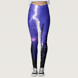 Legging belo trovão sobre a floresta