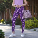 Legging Bonito Padrão De Flor De Margarida Púrpura<br><div class="desc">Bonito flores roxas e lavandas decoram essas lindas legendas florais violetas com lindos corações brancos e formas legal.</div>