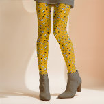 Legging Borboletas-de-aranha Whimeen Cottagecore<br><div class="desc">Esta divertida design de Cottagecore do Dia das Bruxas usa um padrão aleatório de lindas borboletas brancas e pretas em um ouro que caem em fundo amarelo que pode ser personalizado. Esta design divertida felicita a vibração da cabana de assombração por aquele toque perfeito de assustador e doce e pode...</div>