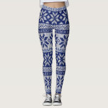 Legging Branco azul do teste padrão nórdico da malha do<br><div class="desc">Vista acima seu wardrobe do inverno com estas caneleiras de alta qualidade do divertimento que caracterizam um teste padrão branco do floco de neve do inverno ajustado contra um fundo azul.  Aperfeiçoe para os feriados ou as atividades e os exercícios diários do inverno.</div>