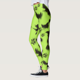 Legging bruxa voadora entre as estrelas na noite de Hallow