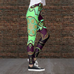 Legging Cartografia Mandala Flor Verde Roxo e Preto<br><div class="desc">Esta design de flor de mandala funky apresenta verde,  roxo e preto no estilo de desenho animado. Visuais geométricos triplos para o hippie moderno ou amante de cores vibrantes!</div>