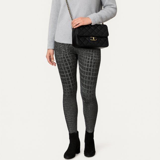 Legging Cinza texturizada Faux Crocodilo (Chic gray snakeskin fashion look styled with soft gray sweater and black accessories . )