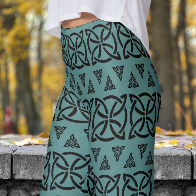 Legging Cinzas Escuras e Padrão Tribal Bandido Preto (Dark Gray and Black Banded Tribal Pattern Leggings)