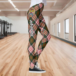 Legging Clan Carnegie Crest sobre o Vestido Tartan