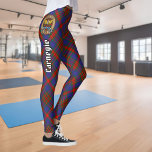 Legging Clan Carnegie Crest sobre Tartan<br><div class="desc">Crachá da crista Clan Carnegie rodeado por uma correia e fivela sobre fundo tartano. Custom Text.</div>