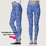 Legging Com o nome 💙 🎾 padrão tênis azul<br><div class="desc">NOVO! Padrão de tênis branco e azul bonito, incrível e único com uma mistura de raquetes tênis e bolas tênis em fundo azul escuro. Nome personalizável na perna esquerda inferior</div>