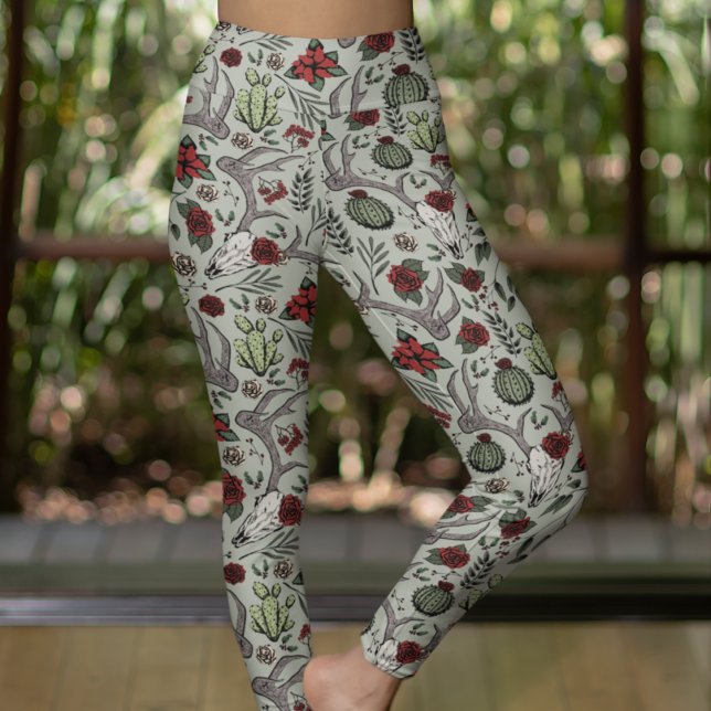 Legging Cowgirl dos Países Vermelhos e Vermelhos Cowgirl D (Southwestern Hand Drawn Pattern. Reindeer Skulls, Red Roses, Cactus Plants, Poinsettias. Sage Green)
