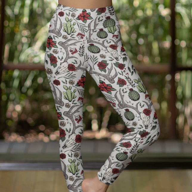 Legging Cowgirl dos Países Vermelhos e Vermelhos Cowgirl D (Southwestern Hand Drawn Pattern. Reindeer Skulls, Red Roses, Cactus Plants, Poinsettias on Soft Gray)
