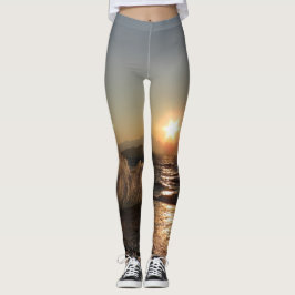 Legging die Wellen vom Meer prallen gegen einen Anlegesteg