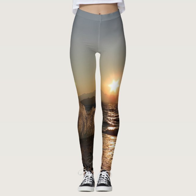 Legging die Wellen vom Meer prallen gegen einen Anlegesteg (Frente)