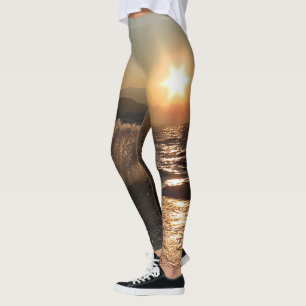 Legging die Wellen vom Meer prallen gegen einen Anlegesteg
