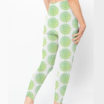 Legging Dourado padrão elegante de Mandala Elegante Bonito<br><div class="desc">Dourado Mandala Verde Bonito Padrão Leggings Elegantes Bonito. Estas elegantes leggings apresentam um lindo padrão verde e dourado de mandala em um fundo branco. É também uma forma excelente de mostrar seu amor pelas mandalas. Para qualquer personalização,  entre em contato comigo em mypaperlove2021@gmail.com</div>