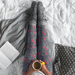 Legging Feriado de Natal com Padrão Floral Elegante<br><div class="desc">Elegante Natal vermelho moderno elegante envelope floral bonito Feriado. Floral botânico em cores mudas cor-de-rosa verde e vermelho sobre fundo azul escuro. Incluem-se o pinheiro botânico,  as flores,  os prigos,  as folhas,  as bagas e os botões. Arte original de Caroline Bonne Müller</div>