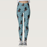 Legging Festa de aniversário Magic Show do Magic Hat<br><div class="desc">Adicione um toque mágico a qualquer roupa com essas pernas padronizadas. Eles têm ilustrações dos chapéus clássicos de mágico em preto e vermelho com varas mágicas em preto e branco com sotaques de estrelas divertidas em preto,  todos colocados contra um fundo azul claro.</div>