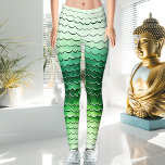 Legging Gradiente de Cor Verde da Mint e Escuro da Rampa<br><div class="desc">Adicione um pop de cor vibrante ao seu estilo com a Tímida Casa de Panda Tímida e Leggings de Gradiente de Cor Verde Escuro da Rampa. Estas leggings simples e modernas oferecem uma combinação atraente de tons verdes e hortelã em um design de progressão de cor alinhada. Com um tornozelo...</div>