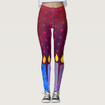 Legging Hanukkah vela cor-de-rosa estrela David Padrão em<br><div class="desc">Seja um ladrão de tendências e entre no espírito de feriado com essas leggings estranhamente divertidas! Uma ilustração lúdica, moderna e artística de velas coloridas com padrão azul e pequenas estrelas cor-de-rosa de David sobrepõem um fundo vermelho, rico e profundamente queimado, texturizado. Trabalhe, faça recados, ou apenas saia. Tão único,...</div>