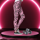 Legging Impressão de Tigre Rosa<br><div class="desc">As leggings de impressão do leopardo cor-de-rosa são uma escolha ousada e moderna, com um fundo de rosa claro vívido e um intrincado padrão de impressão do leopardo. A combinação única da impressionante cor rosa com a clássica impressão leopardo cria uma fusão cativante da estética moderna e animalista. Estas leggings...</div>
