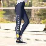 Legging Jogo desportivo Personalizado Marinho de Nome da E<br><div class="desc">As leggings perfeitas para os entusiastas de picleball. Leggings de alta qualidade com seu texto personalizado e uma bola amarela em cada lado. Adicione seu nome de equipe, nome da cidade, nome do clube, etc. Divertido para jogos sociais casuais ou jogos de torneio - mude facilmente a cor de fundo...</div>