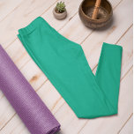 Legging Leggens Sólidas Verde do Jade de Cor de Tendência<br><div class="desc">Apresentando nossas leggings verdes de jade sólida na moda, uma parte de nossa coleção de cores de tendência de outono e inverno. Estas esmeraldas leggings verdes são mais do que apenas tendências; elas incorporam eterno e apelo clássico, assegurando que sua moda permaneça fresca por anos. Estas pernas vibrantes são a...</div>