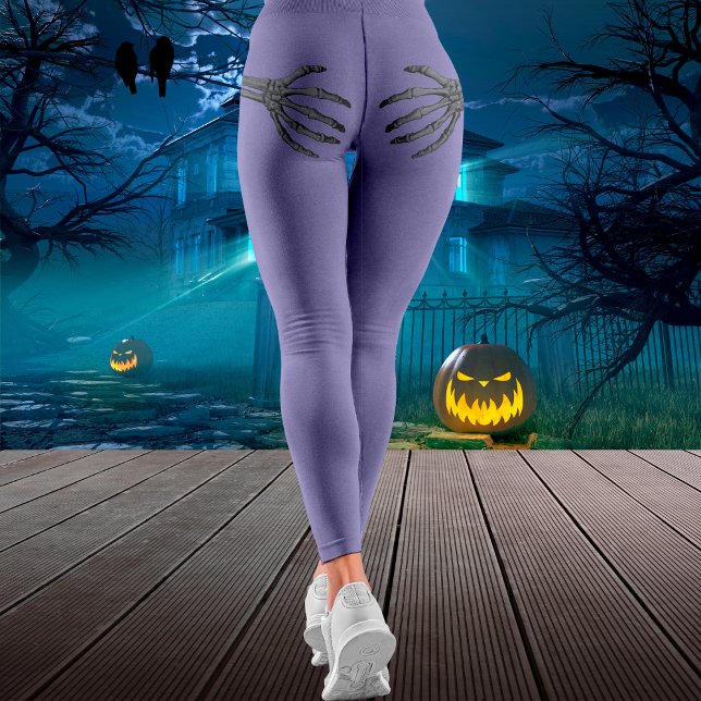 Legging Mão esquelética no Dia de as Bruxas engraçado da B (Skeleton Hand on Booty Funny Halloween Purple Leggings)