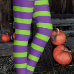 Legging Meias roxas de bruxa-das-bruxas<br><div class="desc">Leggings de fantasia para acessar sua fantasia de bruxa. O design é um padrão verde roxo listrado.</div>