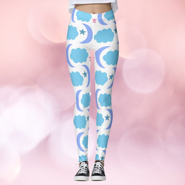 Legging Moon Cloud Stars Padrão Azul Roxo (A pair of leggings with a pattern of purple moon, blue clouds and pink stars)