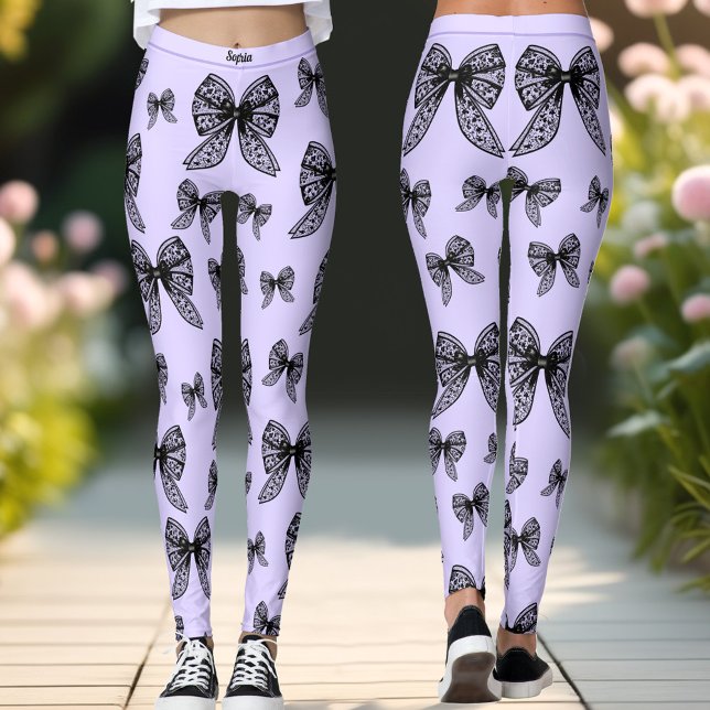 Legging Nome Personalizado de Trendência Roxa do Coquette  (Black Bow Coquette Purple Trendy Custom Name Leggings)