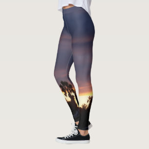 Legging nuvens escuras no pôr do sol sobre as pernas