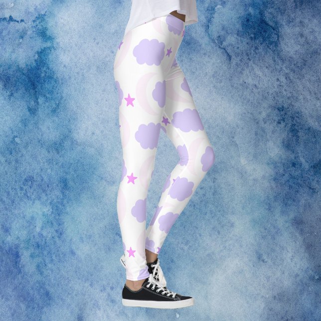Legging Nuvens Lua Crescente Estrelas Padrão Rosa Roxo (A pair of leggings with clouds, moons and stars done in pink and purple)