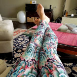 Legging Padrão de cactos cor-de-rosa verde-tenda-branca<br><div class="desc">Traga seu jardim de cactos com você aonde quer que vá! Trabalhe, faça tarefas, ou apenas saia com essas belíssimas leggings fotográficas de cactos verdes, de ponta rosa. Tão único, você nunca terá que se preocupar com nenhum imitador! Adicione um topo preto sólido para o máximo em sofisticação casual. Eu...</div>