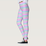 Legging Padrão de Chevron Zig Zag Zag, cor-de-rosa, azul e<br><div class="desc">Cinzas brilhantes,  cor-de-rosa,  azuis e azuis,  padrão de ziguezague nas pernas brancas.</div>
