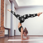 Legging Padrão de impressão de pata<br><div class="desc">Impressão de pata branca sobre o padrão de fundo preto com pontos</div>