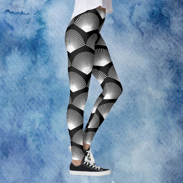 Legging Padrão de ventilador Art Deco branco e preto (A pair of leggings with an art deco white fan pattern on a black background.)