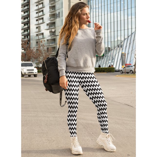 Legging Padrão de Zig branco preto-branco geométrico moder (Modern Chic Geometric Black White Zig Zag Pattern Leggings)