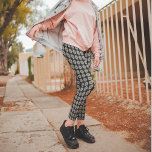 Legging Padrão Floral de Dahlia Branca em Preto<br><div class="desc">Leggings elegantes e resistentes que apresentam a imagem fotográfica de uma simples flor branca Dahlia com centro amarelo sobre fundo preto e impressas em um padrão repetitivo. Um design floral divertido! Selecione o tamanho das suas leggings.</div>