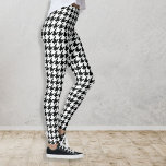 Legging Padrão legal de houndstooth Chic Checkered Sua Cor<br><div class="desc">Leggings legal que apresentam um padrão de verificação de som em preto e branco. Altere facilmente a cor de fundo clicando em "personalizá-la" e,  em seguida,  no pequeno conta-gotas. Divertido por sair,  trabalhar ou sair com amigos.</div>