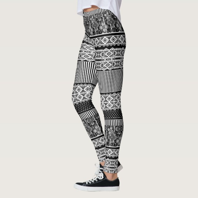 Legging Padrão preto e branco com elementos de renda e pat (Esquerda)