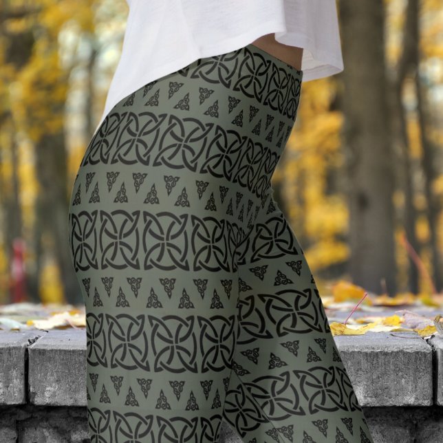 Legging Padrão Tribal de Ebony Escuro e Bandas Negras (Dark Ebony and Black Banded Tribal Pattern Leggings)