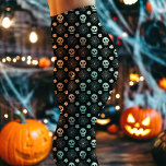 Legging Padrões de Halloween e Flores<br><div class="desc">Entre no espírito do Dia das Bruxas com essas Únicas Pernas de Halloween e Flores. Apresentando um design de crânios surpreendente e flores delicadas sobre fundo preto, essas leggings trazem uma mistura perfeita de beleza e beleza. Confortável, esticável e atraente, eles são ideais para visto casual, festas de Halloween, ou...</div>