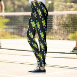 Legging Picles Engraçado Pickleball Segurando Pá e Bola<br><div class="desc">Todos os seus amigos de picleball vão rir-se destas Leggings Engraçadas de Pickleball apresentando um padrão completo de "pessoas" de picles de cartoon segurando pás e bolas de picleball. Excelente para jogos de recreação ou torneio/jogo clube - ou perfeito para vestir pela cidade. Altere facilmente a cor de fundo para...</div>