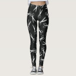 Legging Prata e Preto Padrão de Tesoura<br><div class="desc">Leggings para estilista de cabelo ou estilista de moda ou qualquer outra pessoa que trabalhe com tesoura! Tesoura prateada sobre um fundo preto.</div>