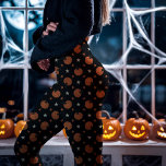 Legging Pumpkins e Estrelas do Dia das Bruxas Negro<br><div class="desc">Entre no espírito do Dia das Bruxas com esses Pumpkins do Dia das Bruxas Negra e Leggings das Estrelas. Com abóboras de laranja vibrantes e estrelas brancas sobre fundo preto profundo, estas leggings trazem um charme festivo e vintage do Dia das Bruxas ao seu guarda-roupa. Perfeito para festas de Halloween,...</div>